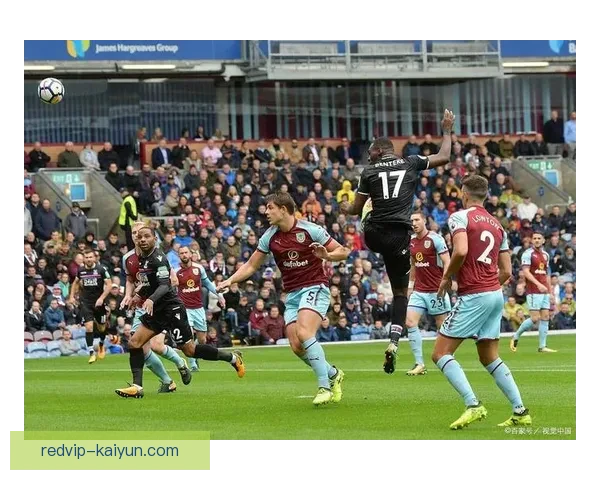 英超弗吉尔·范戴克近期状态回暖，防守表现稳健受到关注